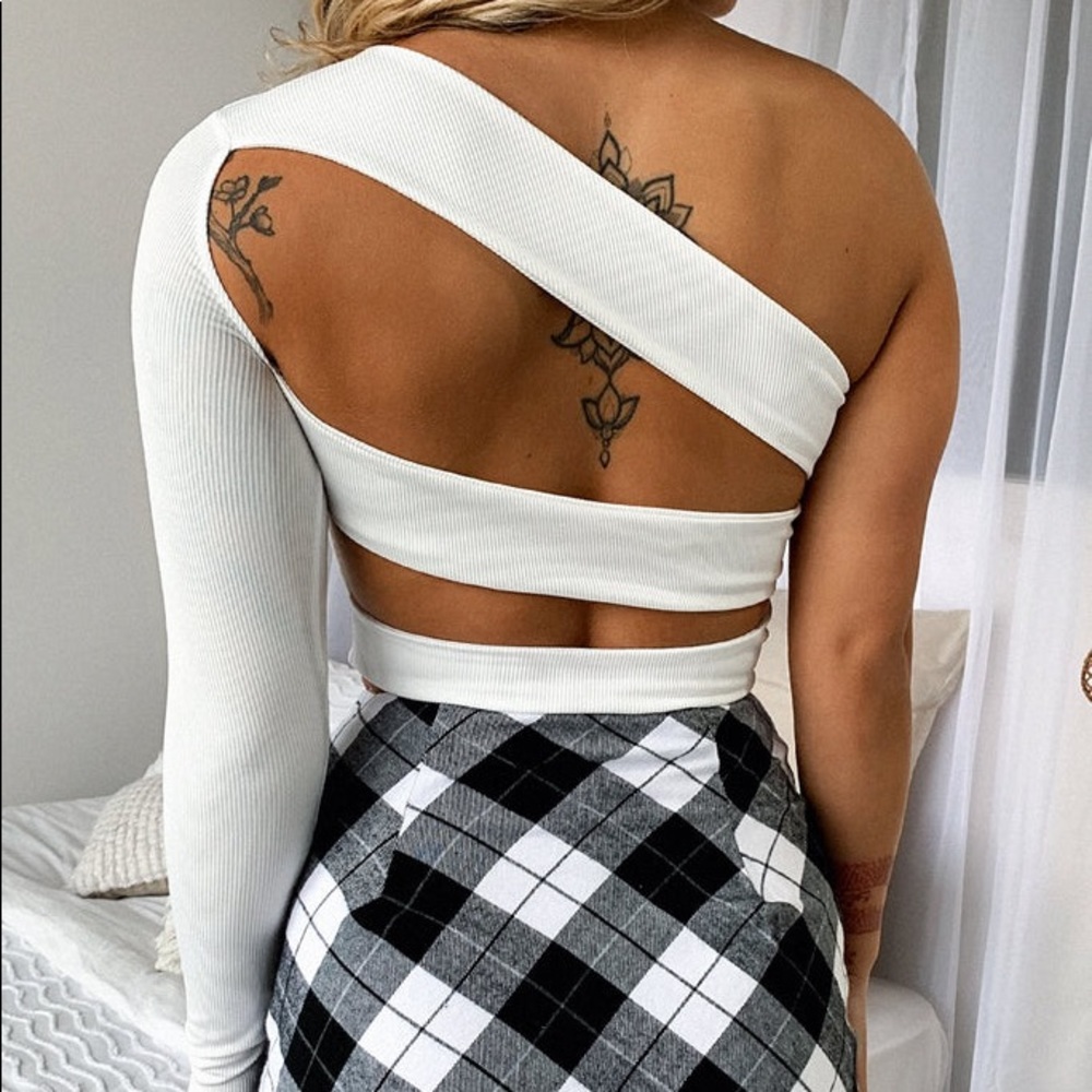 That’s so Fetch Aviva crop top in white.